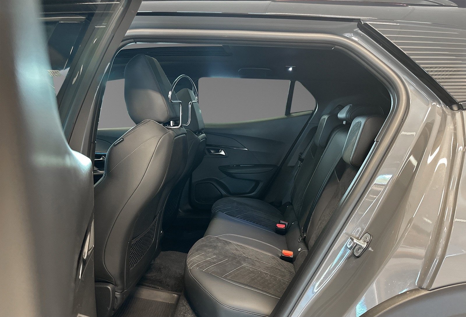 PEUGEOT E-2008 156 PK GT - Photo 7