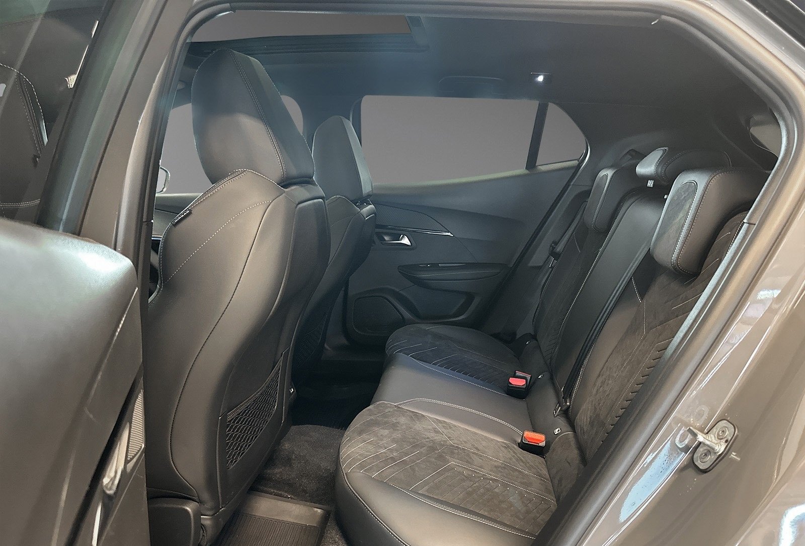 PEUGEOT E-2008 156 PK GT - Photo 8