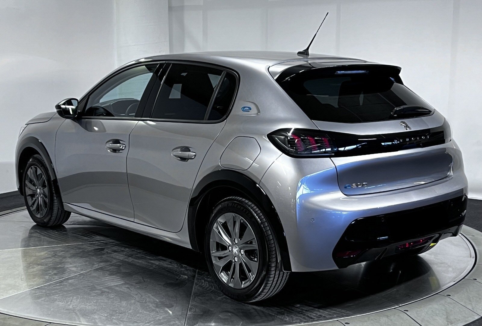 PEUGEOT E-208 136CH ALLURE - Photo 4