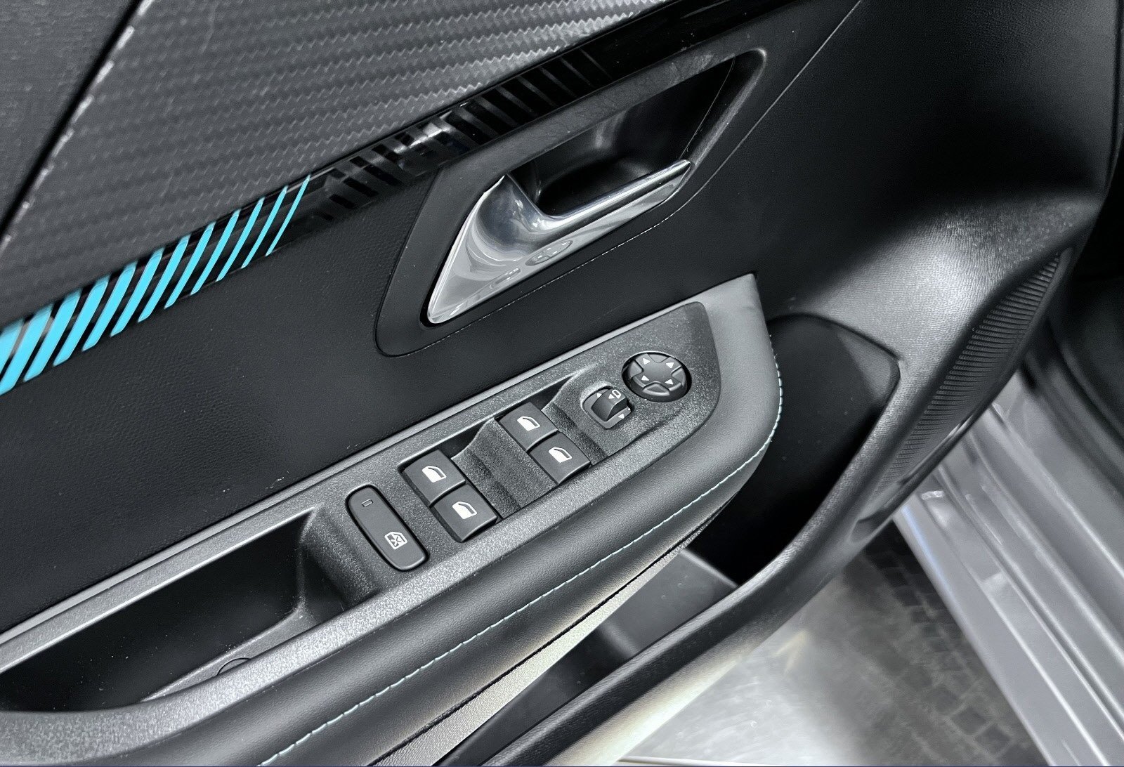 PEUGEOT E-208 136CH ALLURE - Photo 14