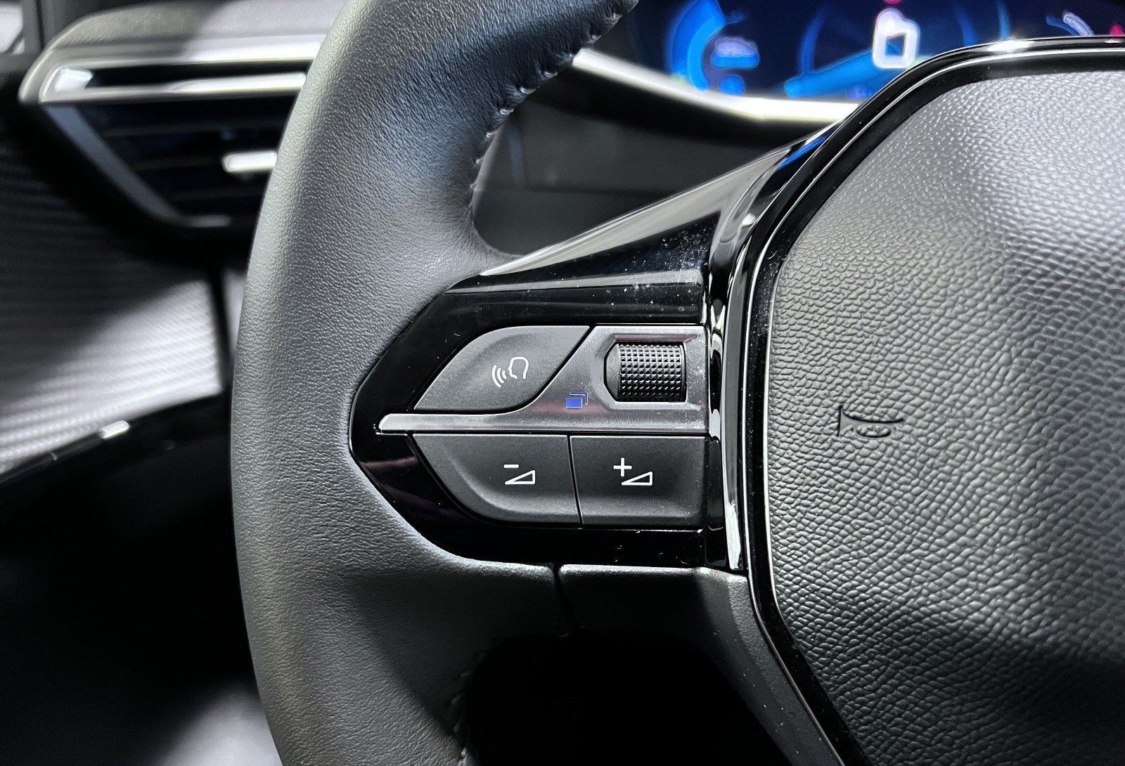 PEUGEOT E-208 136CH ALLURE - Photo 19