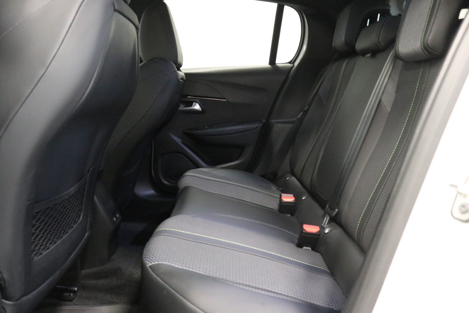 PEUGEOT E-208 136CH GT - Photo 10