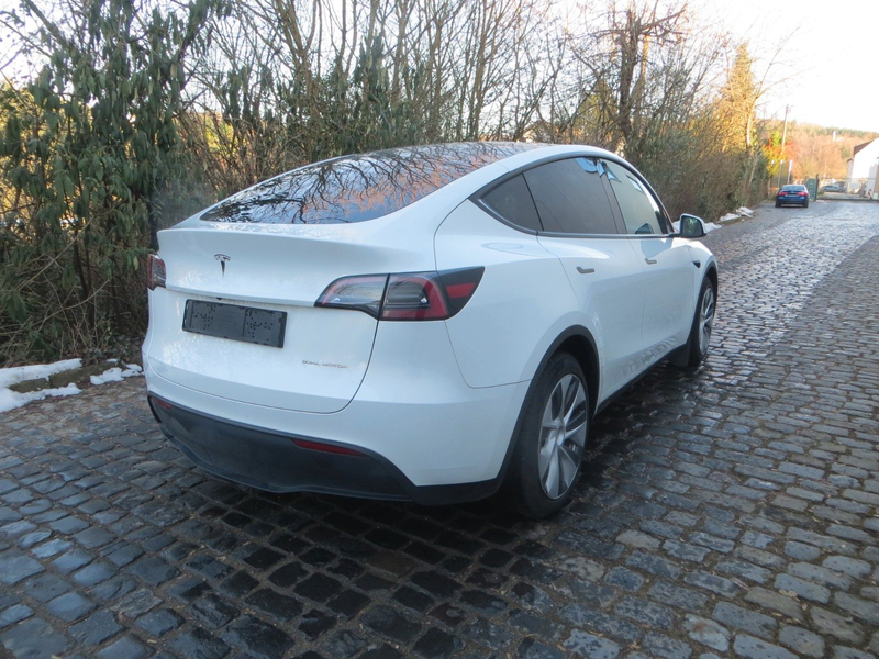 Tesla Model Y Long Range Dual AWD - Photo 6