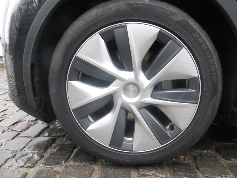 Tesla Model Y Long Range Dual AWD - Photo 7