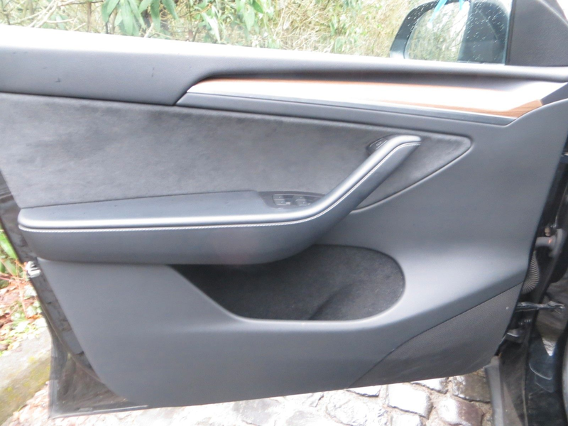 Tesla Model Y Long Range Dual AWD - Photo 8