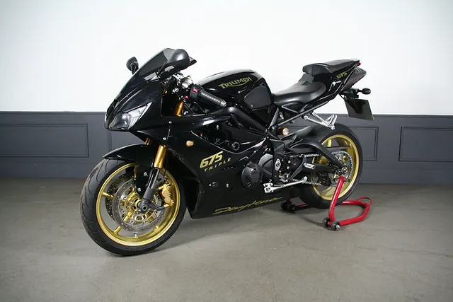 TRIUMPH DAYTONA 675 - Photo 8
