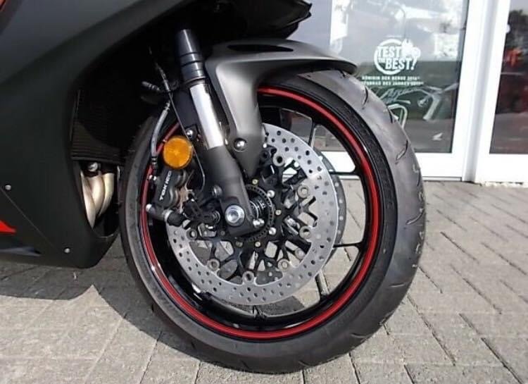 HONDA CBR 1000 RR - Photo 5