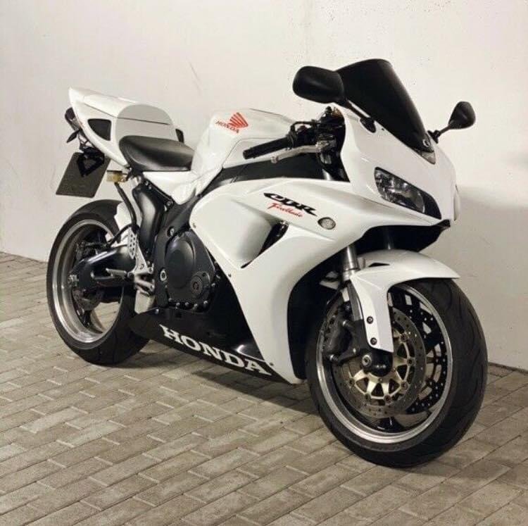 HONDA CBR 1000 RR - Photo 4