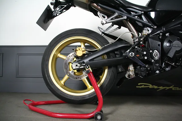 TRIUMPH DAYTONA 675 - Photo 18