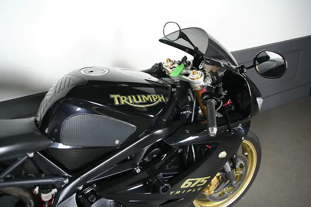 TRIUMPH DAYTONA 675 - Photo 14