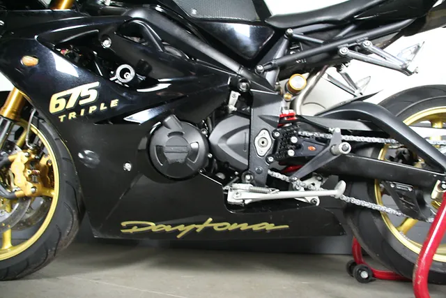 TRIUMPH DAYTONA 675 - Photo 15