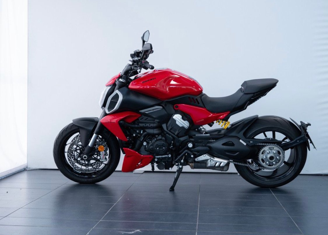 DUCATI DIAVEL V4 RED LED 2024
