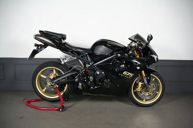 TRIUMPH DAYTONA 675 - Photo 5